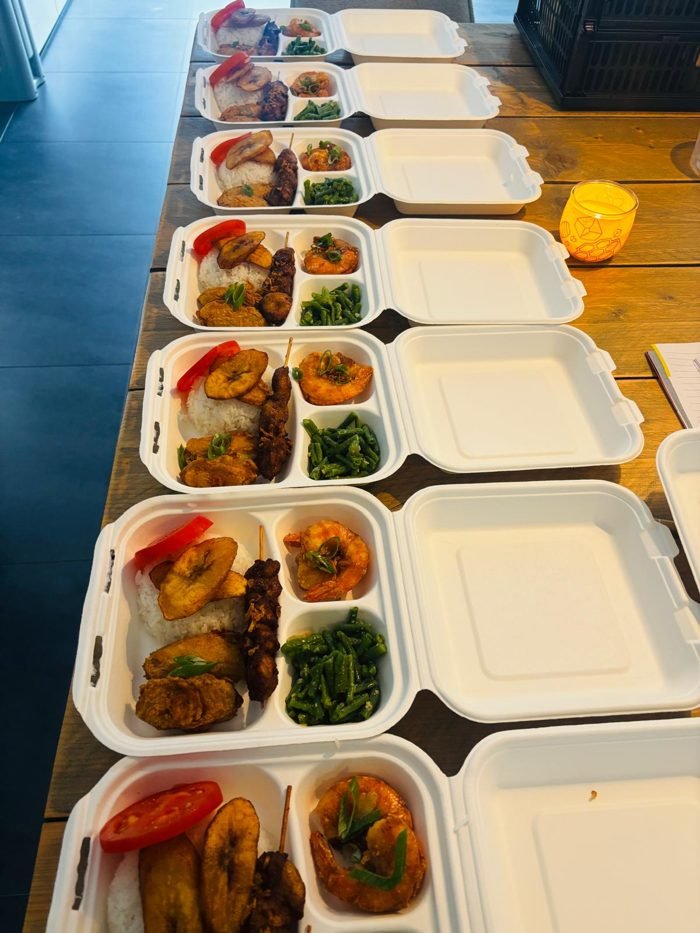 Lunchboxen met saté, garnalen, kip, bakbanaan en groenten